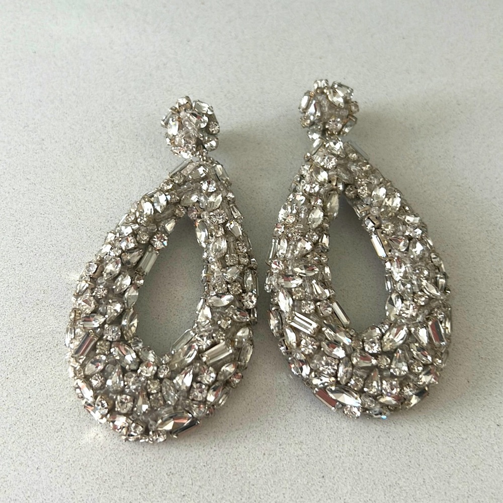 COPY - NWT Deepa Gurnani Swarovski Crystal Drop earrings!